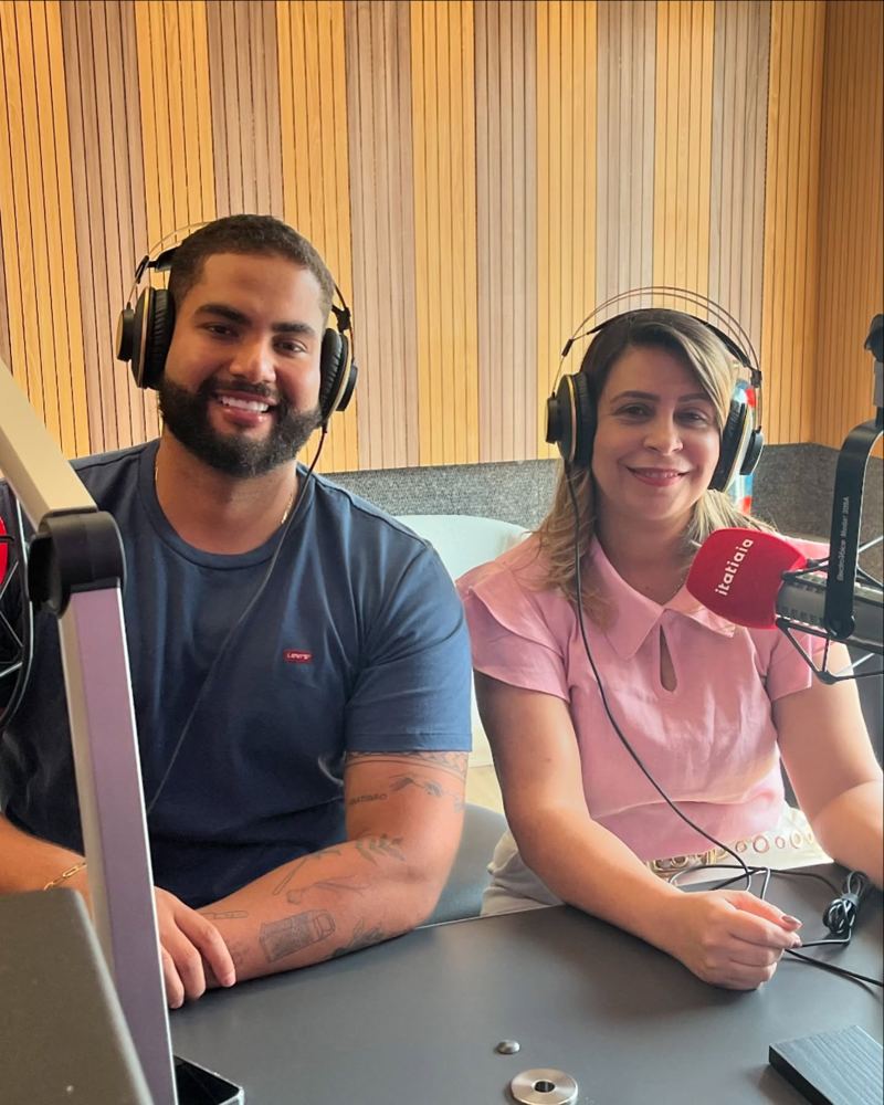 Lilianne Silveira ao vivo no estúdio da rádio Itatiaia