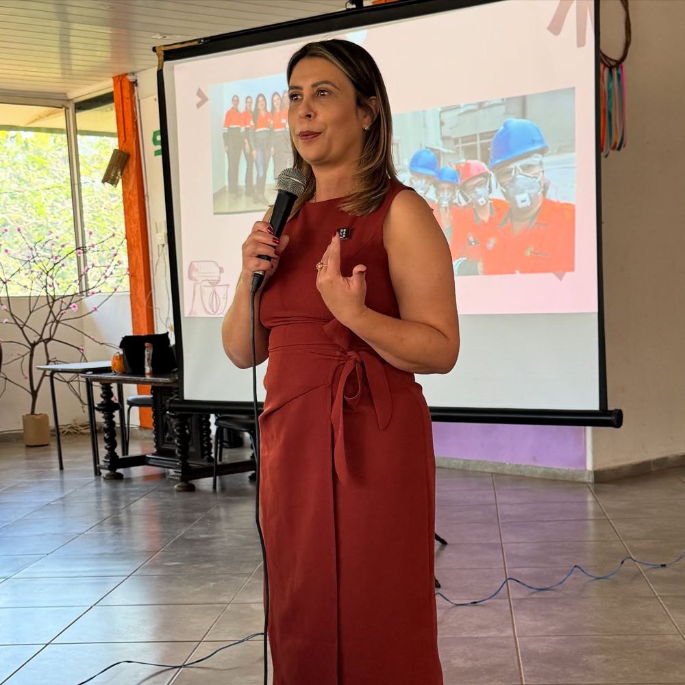 Chef Lilianne Silveira dando palestra para um auditório de mulheres empreendedoras