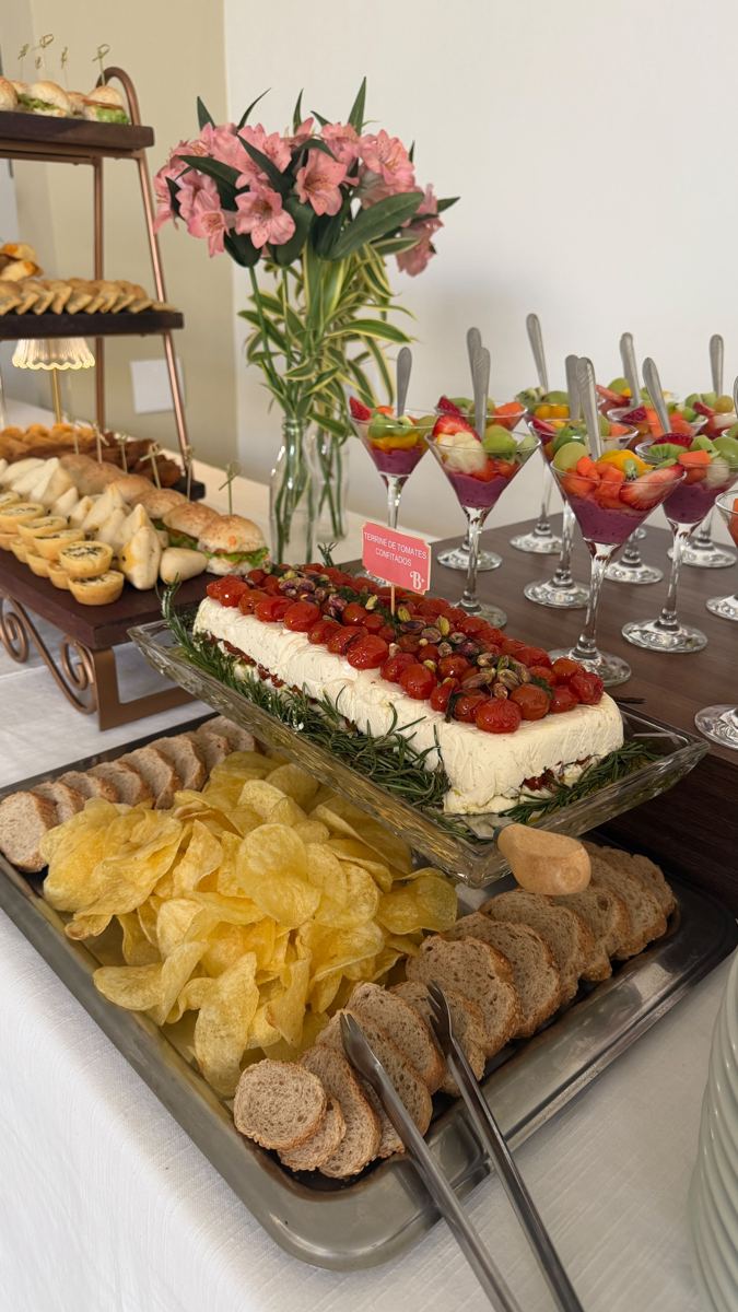 Torta de frutas vermelhas, taças de frutas e petiscos
