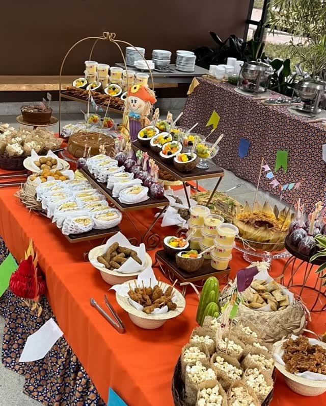 Coffee break junino com caldos, doces de festa junina e bandeirinhas