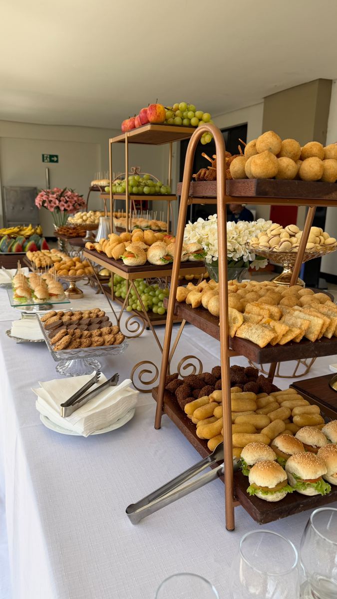 Coffee break corporativo com torre de pães e frutas