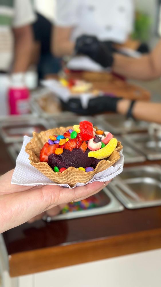 Açaí com frutas e confeitos servido no carrinho de açaí da Bolateria