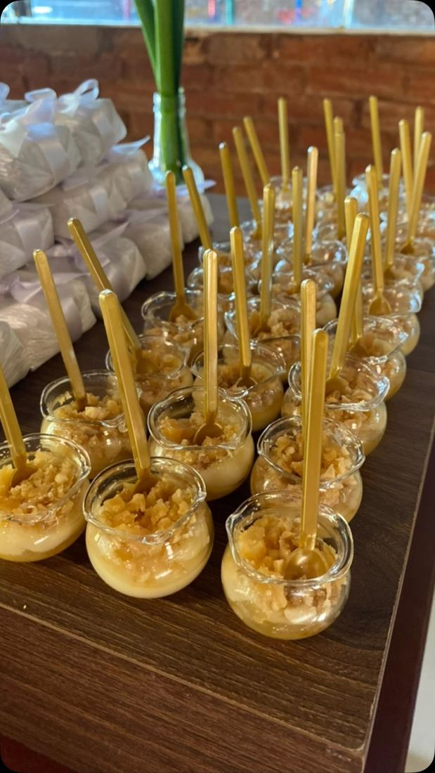 Doces finos servidos em taças com colherinhas douradas