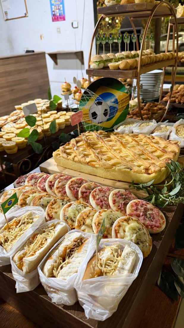 Mesa de festa infantil com mini sanduíches e salgados