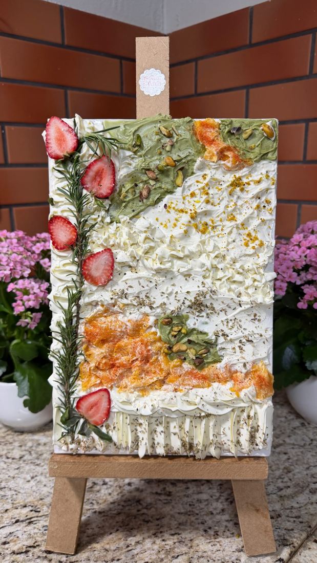 Tela de queijos decorada com frutas e ervas